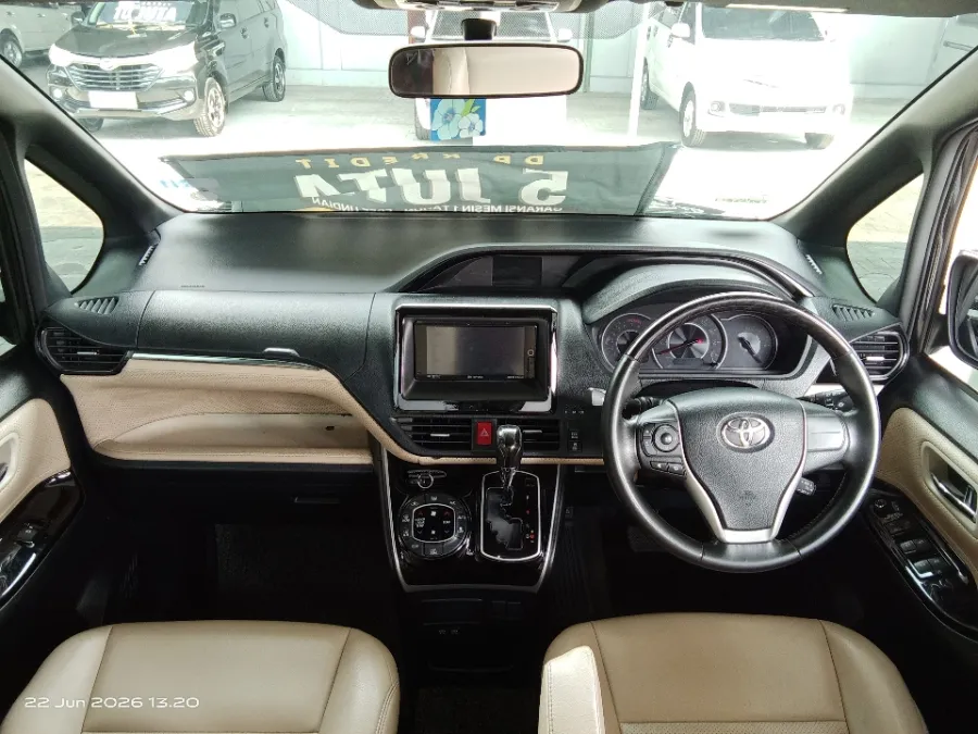 Foto Mobil Bekas Dashboard Toyota Voxy 2.0 R80 tahun 2017