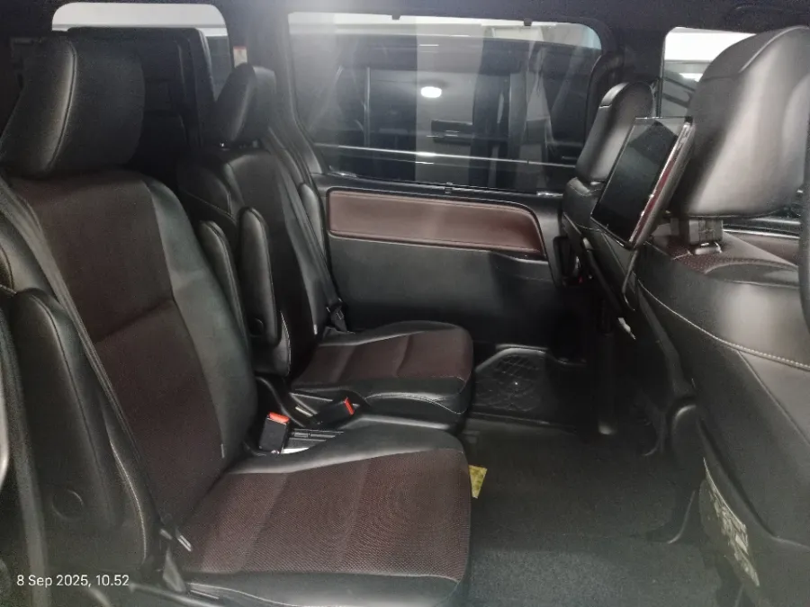 Foto Mobil Bekas Kabin Belakang Toyota Voxy 2.0 R80 tahun 2017