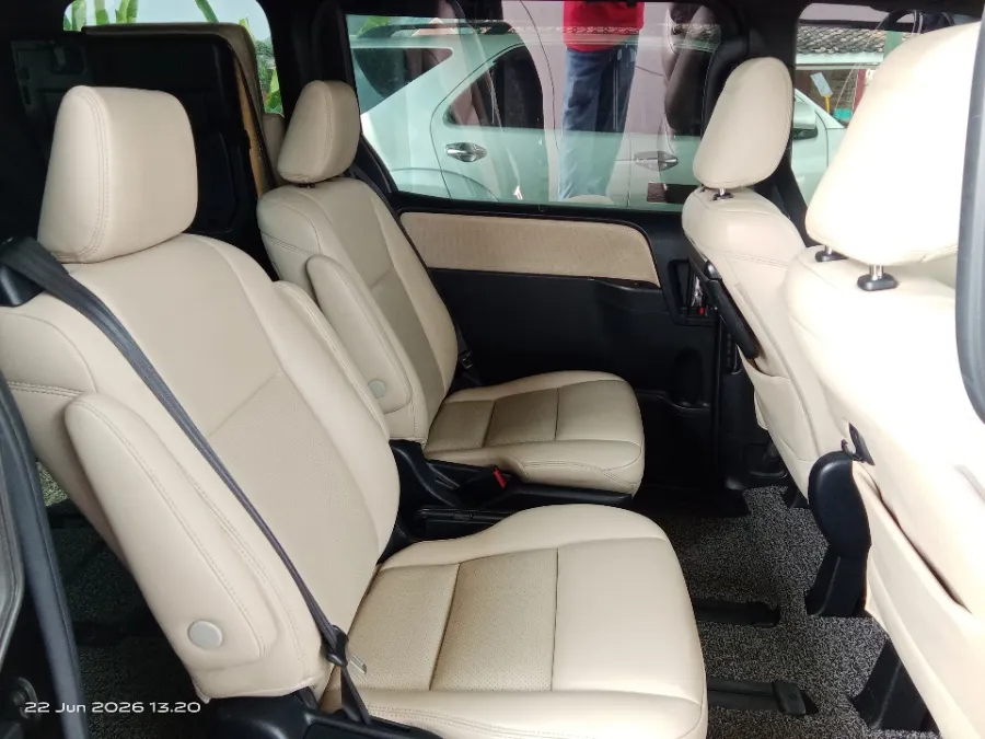 Foto Mobil Bekas Kabin Belakang Toyota Voxy 2.0 R80 tahun 2017