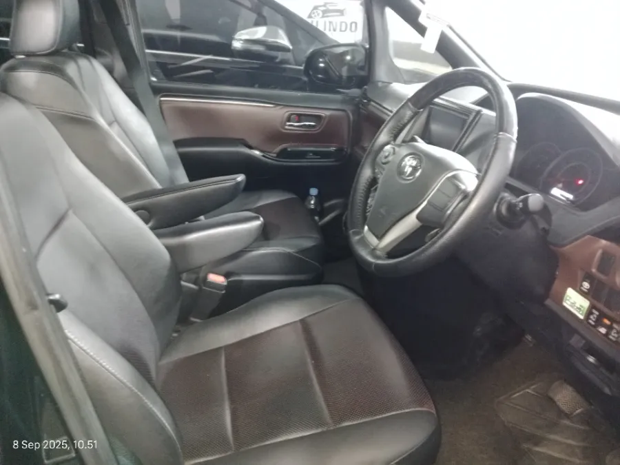Foto Mobil Bekas Kabin Depan Toyota Voxy 2.0 R80 tahun 2017