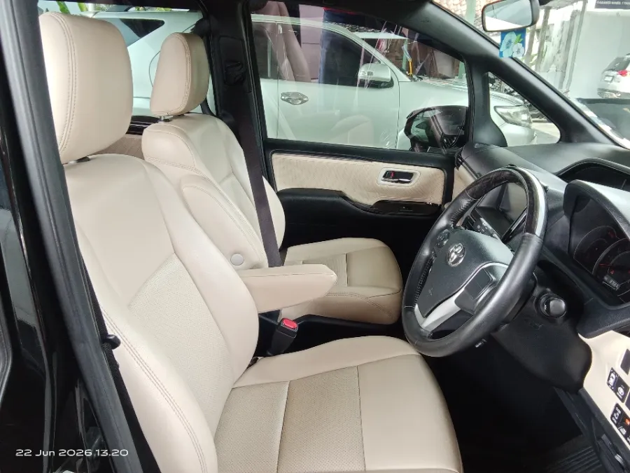 Foto Mobil Bekas Kabin Depan Toyota Voxy 2.0 R80 tahun 2017