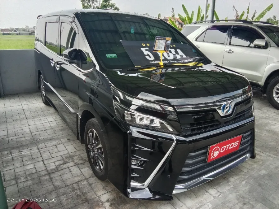 Foto Mobil Bekas Kanan Depan Toyota Voxy 2.0 R80 tahun 2017
