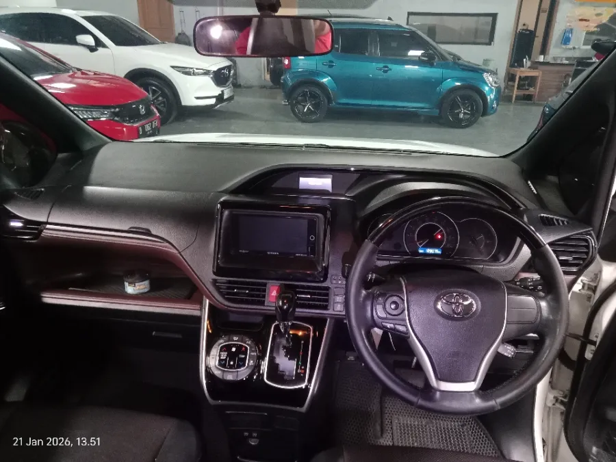 Foto Mobil Bekas Dashboard Toyota Voxy 2.0 R80 tahun 2018