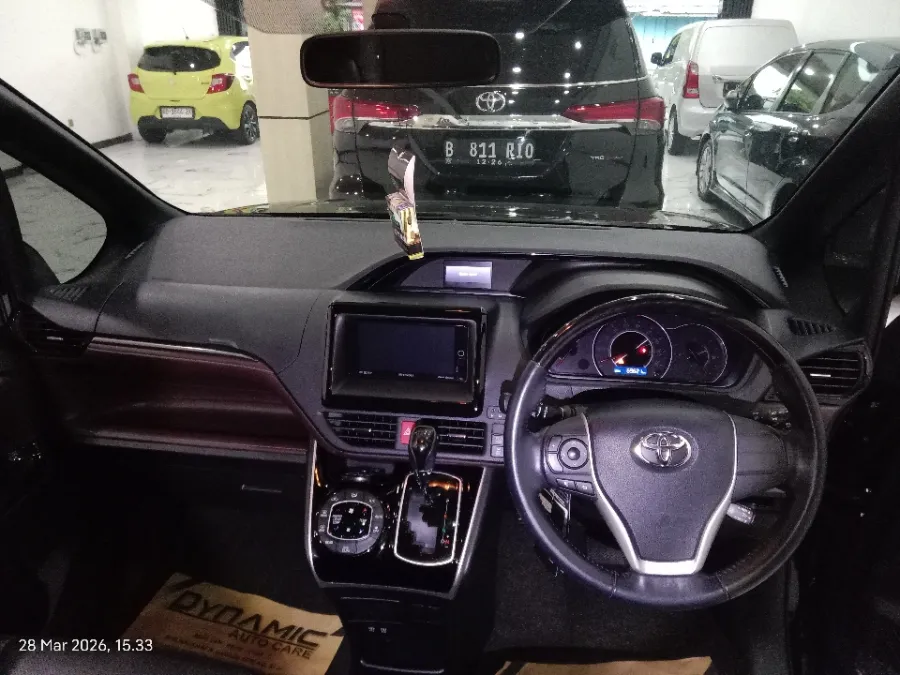 Foto Mobil Bekas Dashboard Toyota Voxy 2.0 R80 tahun 2018