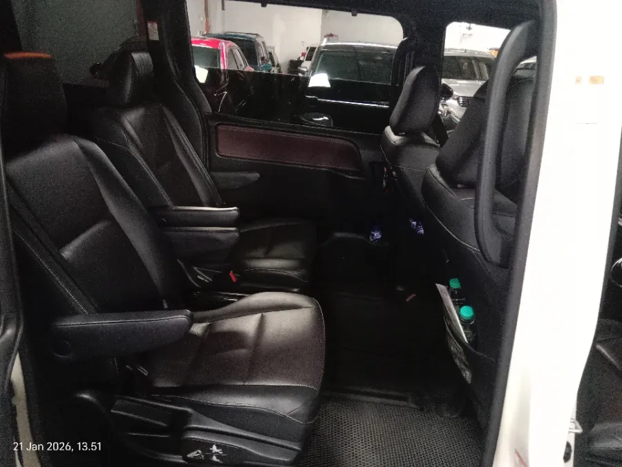Foto Mobil Bekas Kabin Belakang Toyota Voxy 2.0 R80 tahun 2018