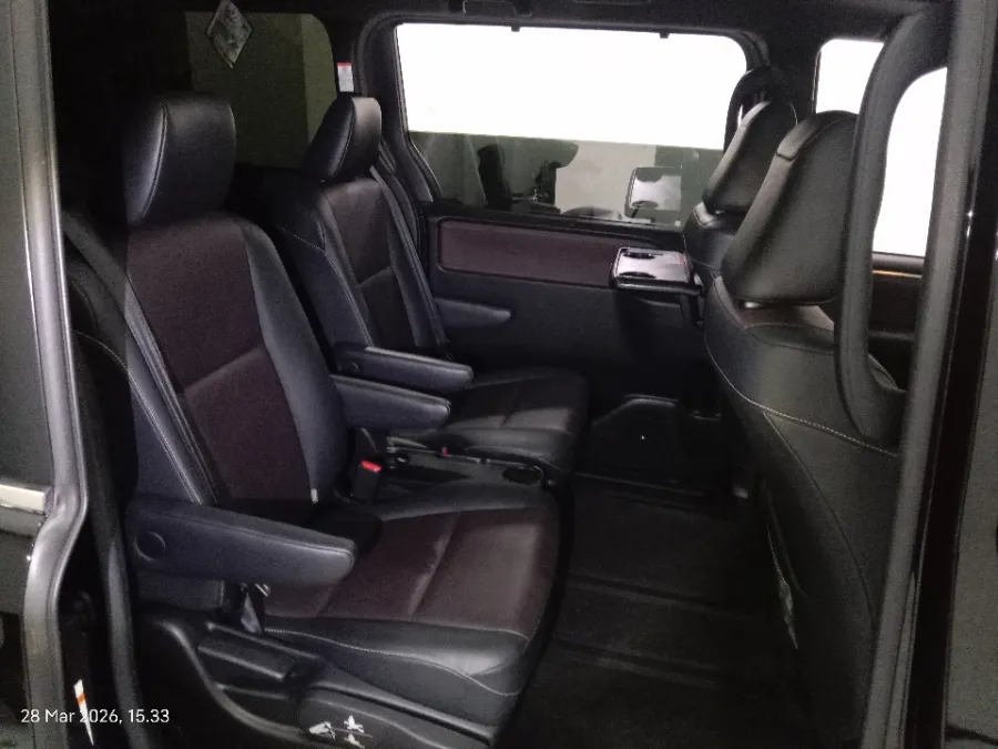 Foto Mobil Bekas Kabin Belakang Toyota Voxy 2.0 R80 tahun 2018