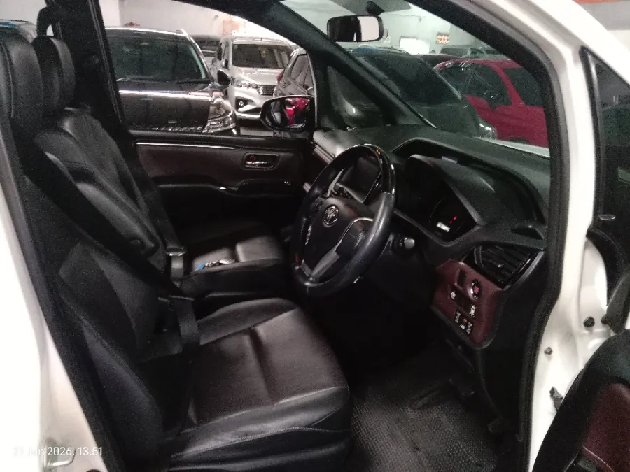 Foto Mobil Bekas Kabin Depan Toyota Voxy 2.0 R80 tahun 2018