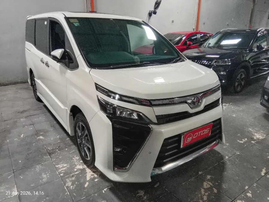 Foto Mobil Bekas Kanan Depan Toyota Voxy 2.0 R80 tahun 2018