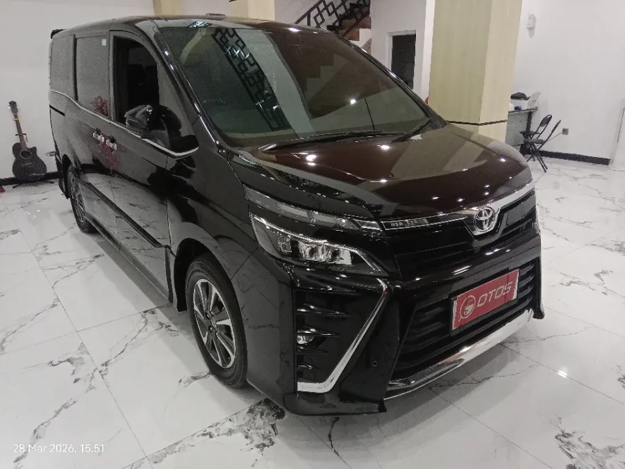 Foto Mobil Bekas Kanan Depan Toyota Voxy 2.0 R80 tahun 2018