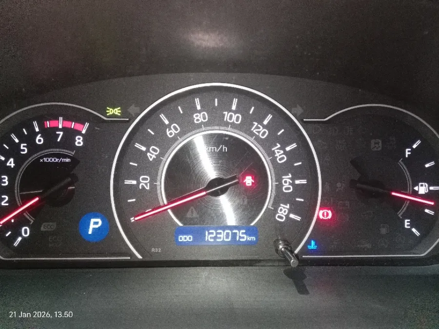 Foto Mobil Bekas Odometer Toyota Voxy 2.0 R80 tahun 2018