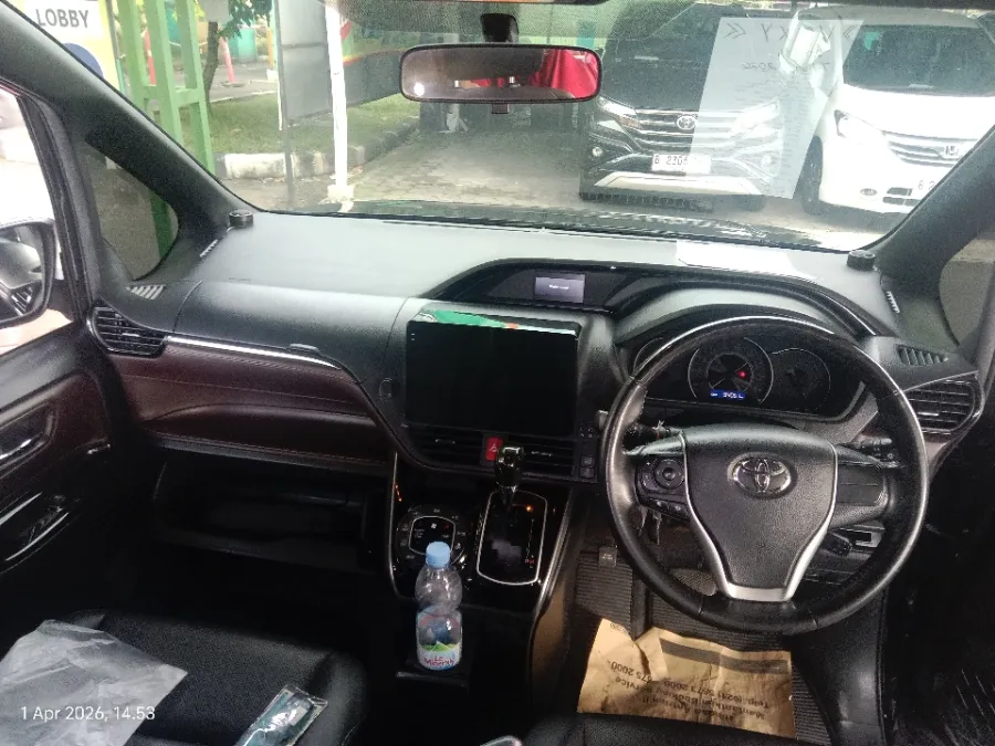 Foto Mobil Bekas Dashboard Toyota Voxy 2.0 R80 tahun 2020