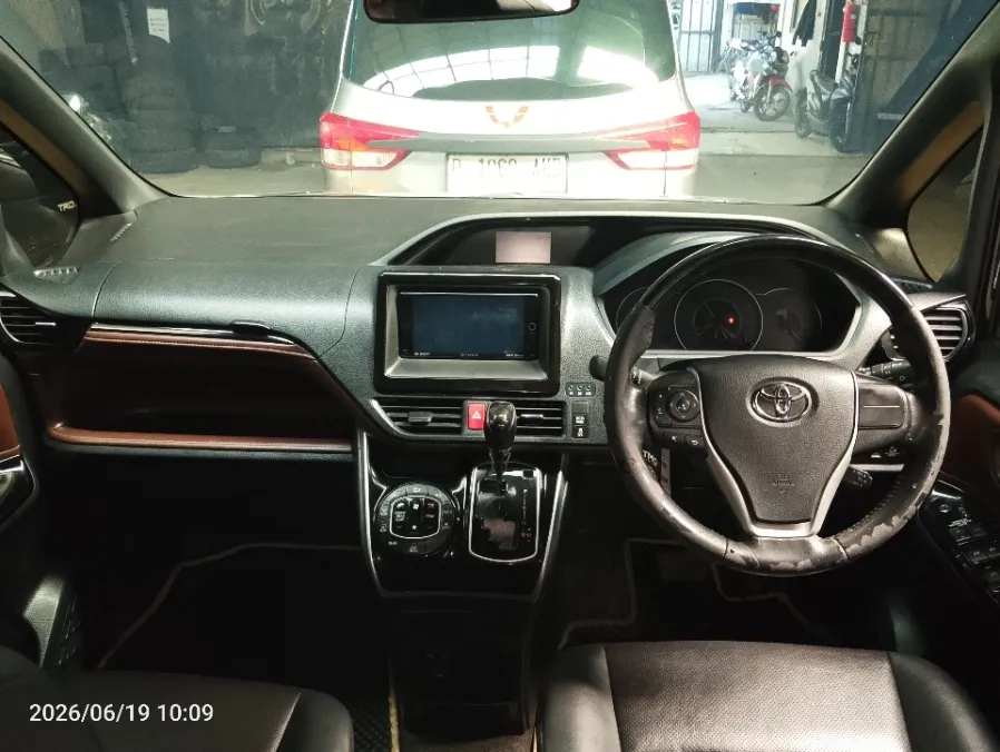 Foto Mobil Bekas Dashboard Toyota Voxy 2.0 R80 tahun 2020