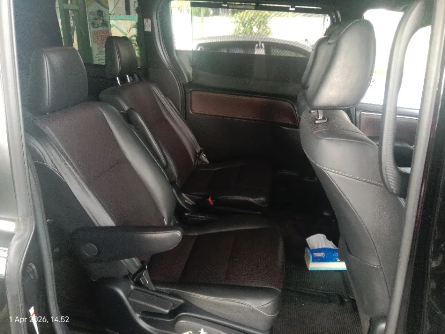 Foto Mobil Bekas Kabin Belakang Toyota Voxy 2.0 R80 tahun 2020