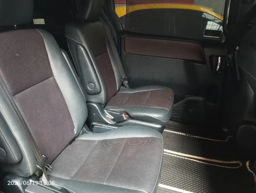Foto Mobil Bekas Kabin Belakang Toyota Voxy 2.0 R80 tahun 2020