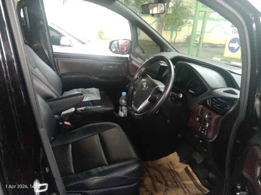 Foto Mobil Bekas Kabin Depan Toyota Voxy 2.0 R80 tahun 2020