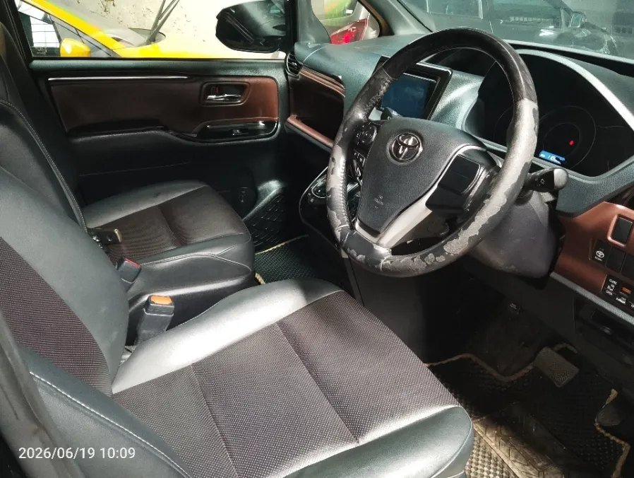 Foto Mobil Bekas Kabin Depan Toyota Voxy 2.0 R80 tahun 2020