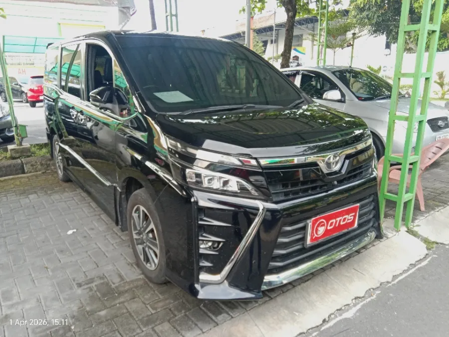 Foto Mobil Bekas Kanan Depan Toyota Voxy 2.0 R80 tahun 2020
