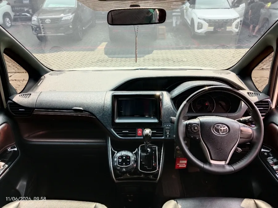 Foto Mobil Bekas Dashboard Toyota Voxy 2.0 R80 tahun 2021