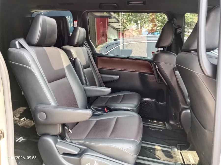 Foto Mobil Bekas Kabin Belakang Toyota Voxy 2.0 R80 tahun 2021