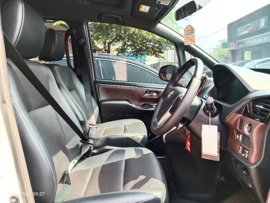 Foto Mobil Bekas Kabin Depan Toyota Voxy 2.0 R80 tahun 2021
