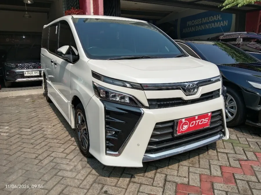 Foto Mobil Bekas Kanan Depan Toyota Voxy 2.0 R80 tahun 2021