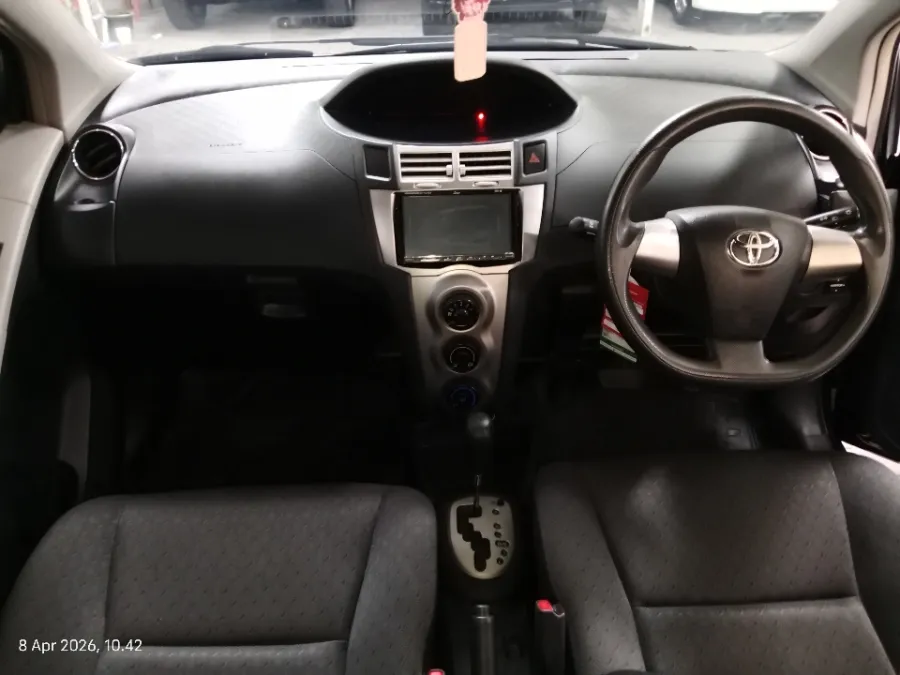 Foto Mobil Bekas Dashboard Toyota Yaris 1.5 E tahun 2013