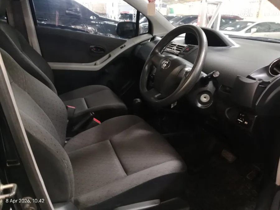 Foto Mobil Bekas Kabin Depan Toyota Yaris 1.5 E tahun 2013
