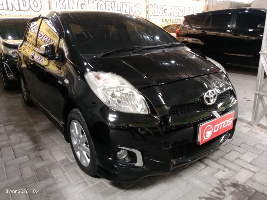 Foto Mobil Bekas Kanan Depan Toyota Yaris 1.5 E tahun 2013