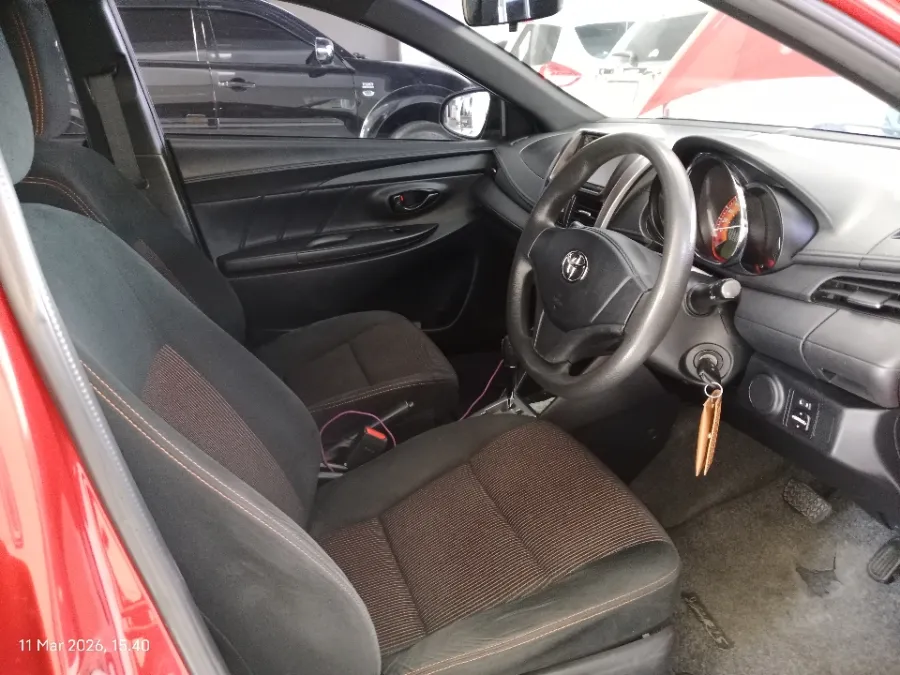Foto Mobil Bekas Kabin Depan Toyota Yaris 1.5 E tahun 2014