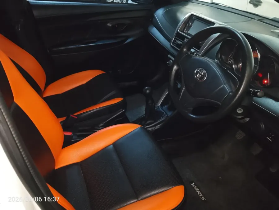 Foto Mobil Bekas Kabin Depan Toyota Yaris 1.5 E tahun 2016