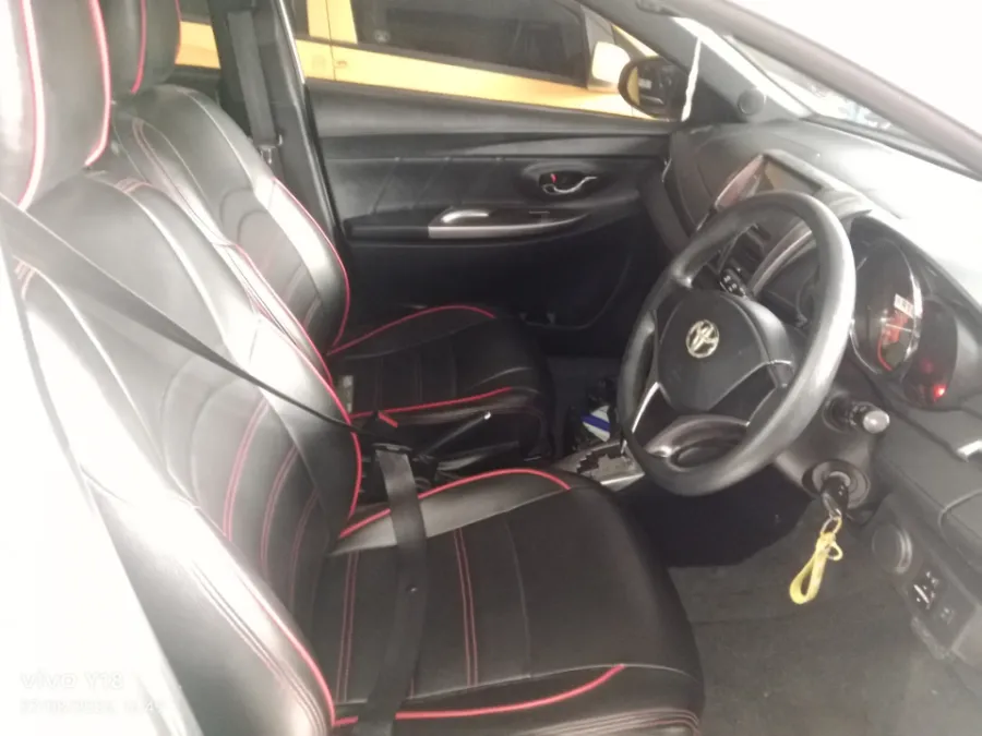 Foto Mobil Bekas Kabin Depan Toyota Yaris 1.5 G tahun 2017