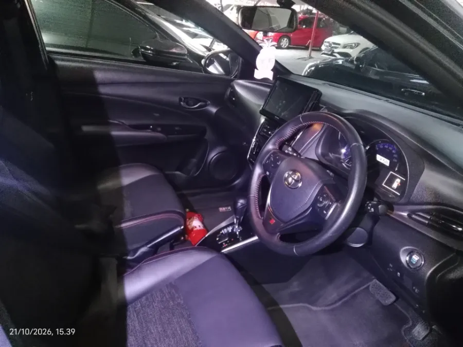 Foto Mobil Bekas Kabin Depan Toyota Yaris 1.5 GR sport tahun 2023