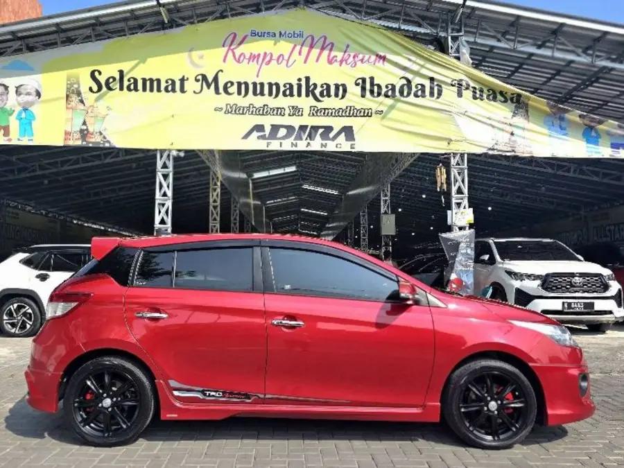 Foto Mobil Bekas Tampak Samping Toyota Yaris 1.5 S tahun 2016