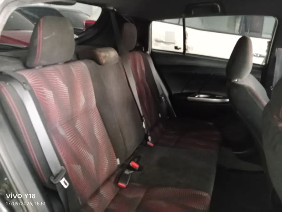 Foto Mobil Bekas Kabin Belakang Toyota Yaris 1.5 S tahun 2017
