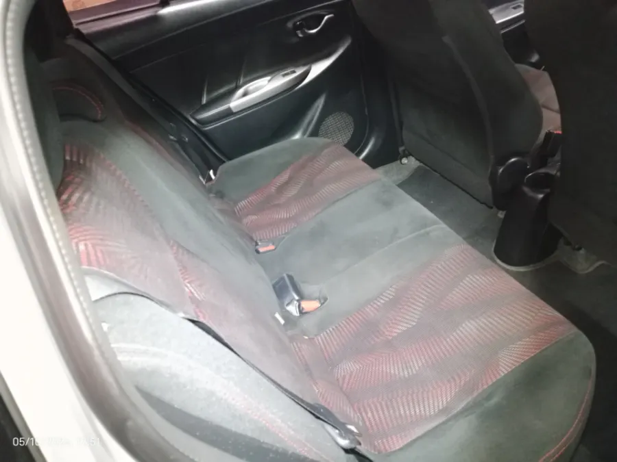Foto Mobil Bekas Kabin Belakang Toyota Yaris 1.5 S tahun 2017