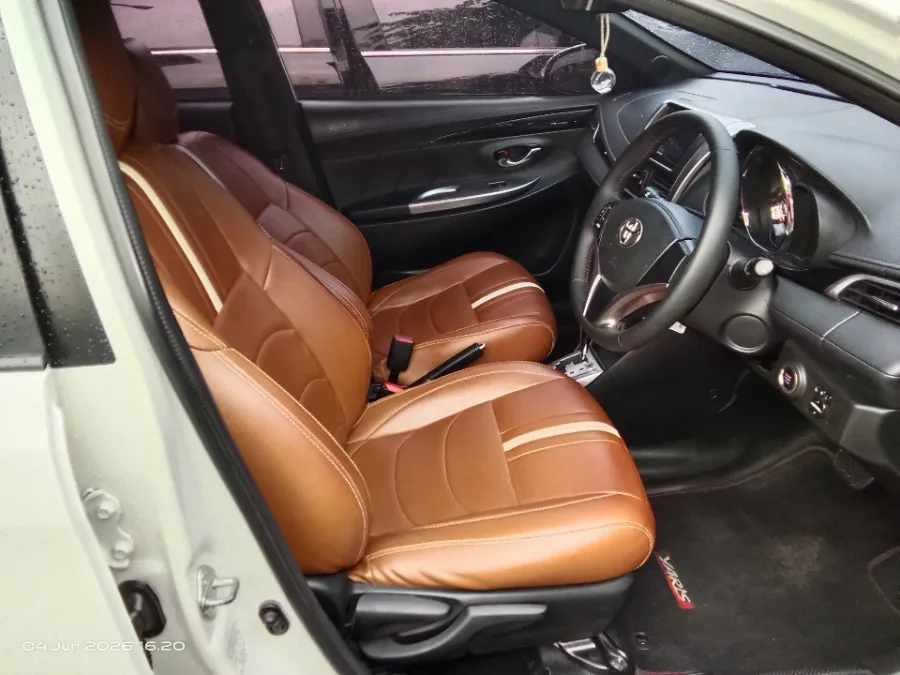 Foto Mobil Bekas Kabin Depan Toyota Yaris 1.5 S tahun 2017