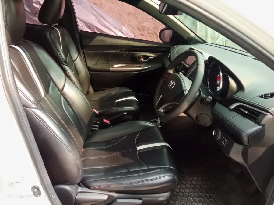 Foto Mobil Bekas Kabin Depan Toyota Yaris 1.5 S tahun 2017
