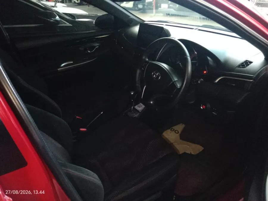 Foto Mobil Bekas Kabin Depan Toyota Yaris 1.5 S tahun 2017