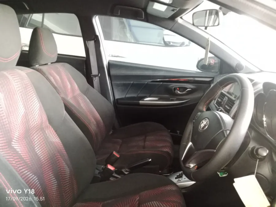 Foto Mobil Bekas Kabin Depan Toyota Yaris 1.5 S tahun 2017