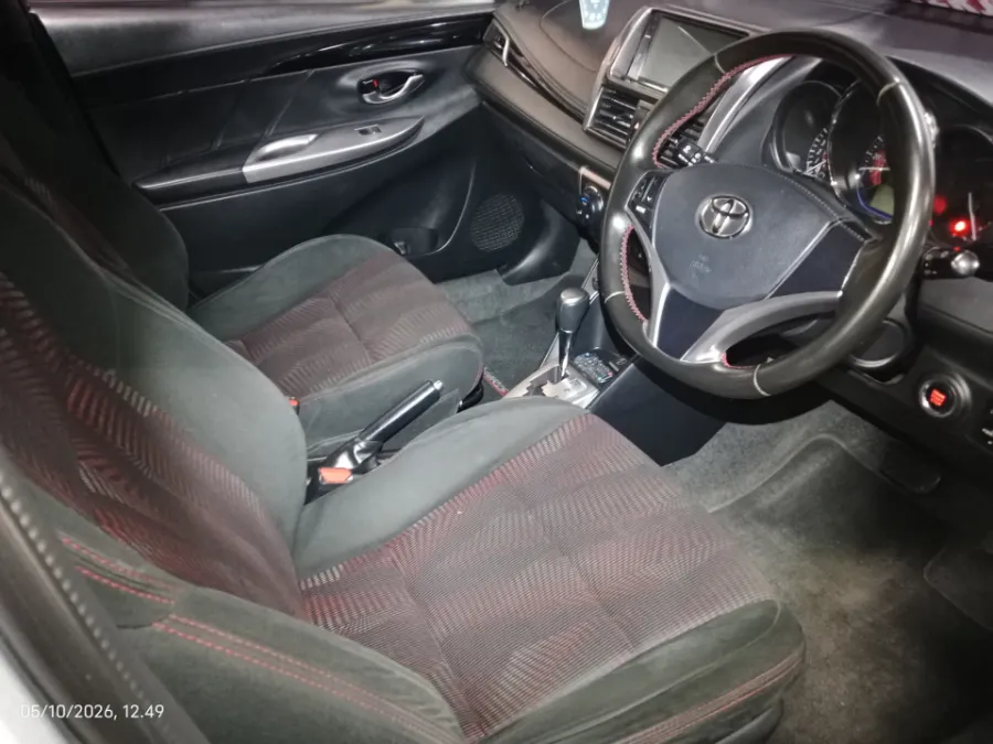 Foto Mobil Bekas Kabin Depan Toyota Yaris 1.5 S tahun 2017