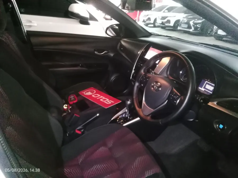Foto Mobil Bekas Kabin Depan Toyota Yaris 1.5 S tahun 2018