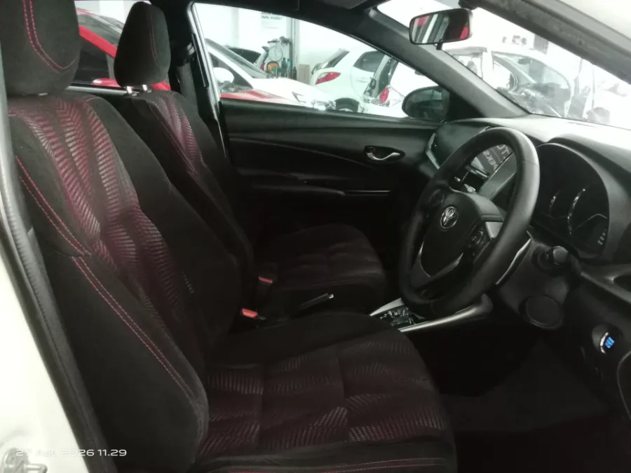 Foto Mobil Bekas Kabin Depan Toyota Yaris 1.5 S tahun 2018
