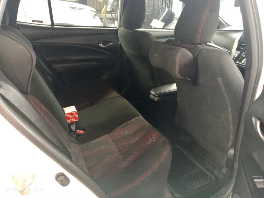 Foto Mobil Bekas Kabin Belakang Toyota Yaris 1.5 S tahun 2019