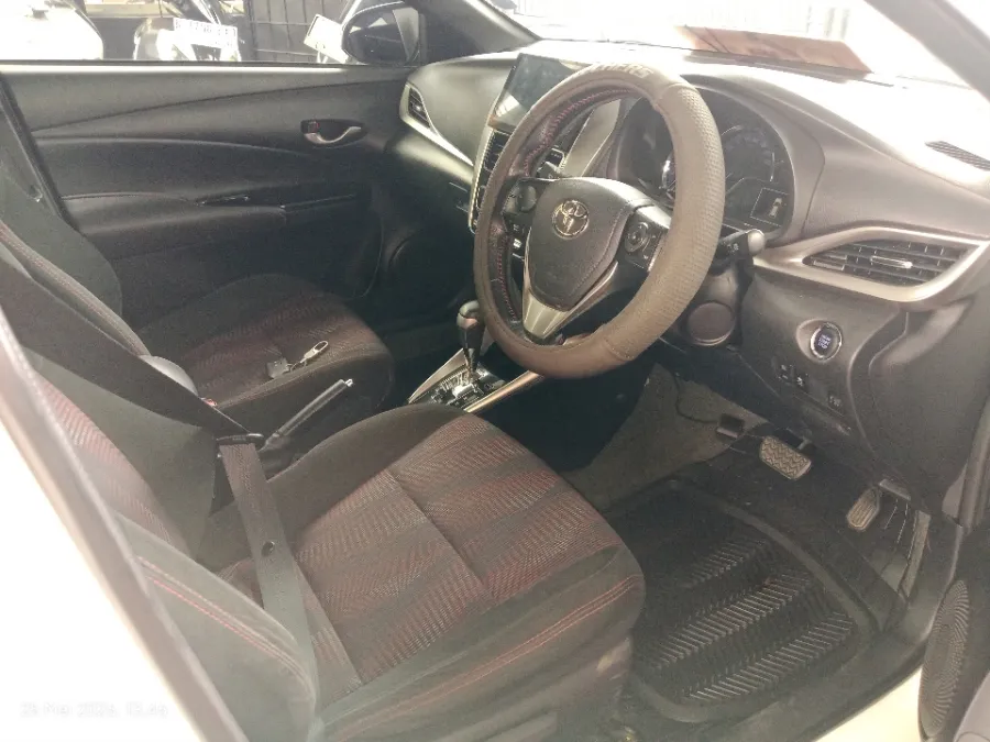 Foto Mobil Bekas Kabin Depan Toyota Yaris 1.5 S tahun 2019