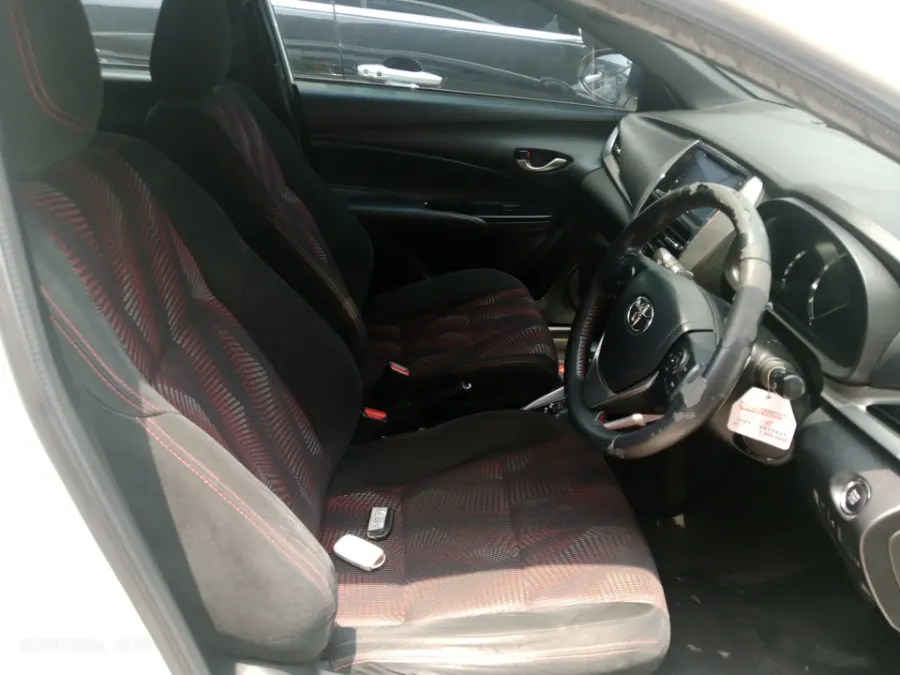 Foto Mobil Bekas Kabin Depan Toyota Yaris 1.5 S tahun 2019