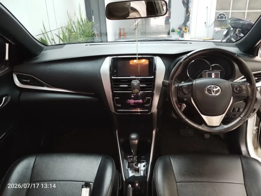 Foto Mobil Bekas Dashboard Toyota Yaris 1.5 S tahun 2020