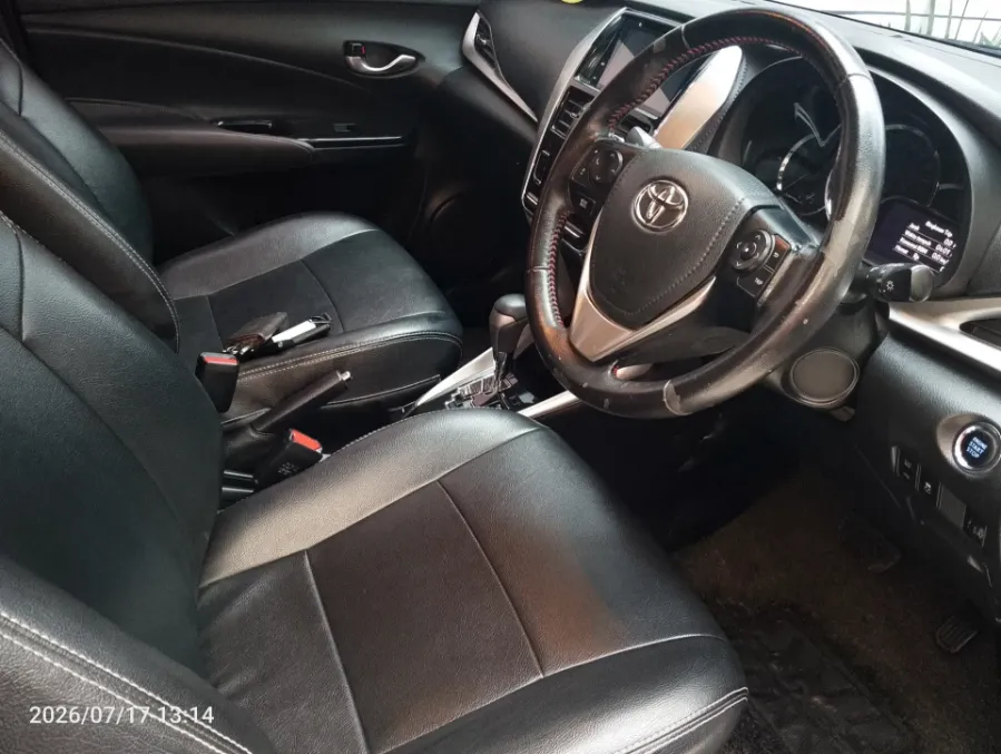 Foto Mobil Bekas Kabin Depan Toyota Yaris 1.5 S tahun 2020