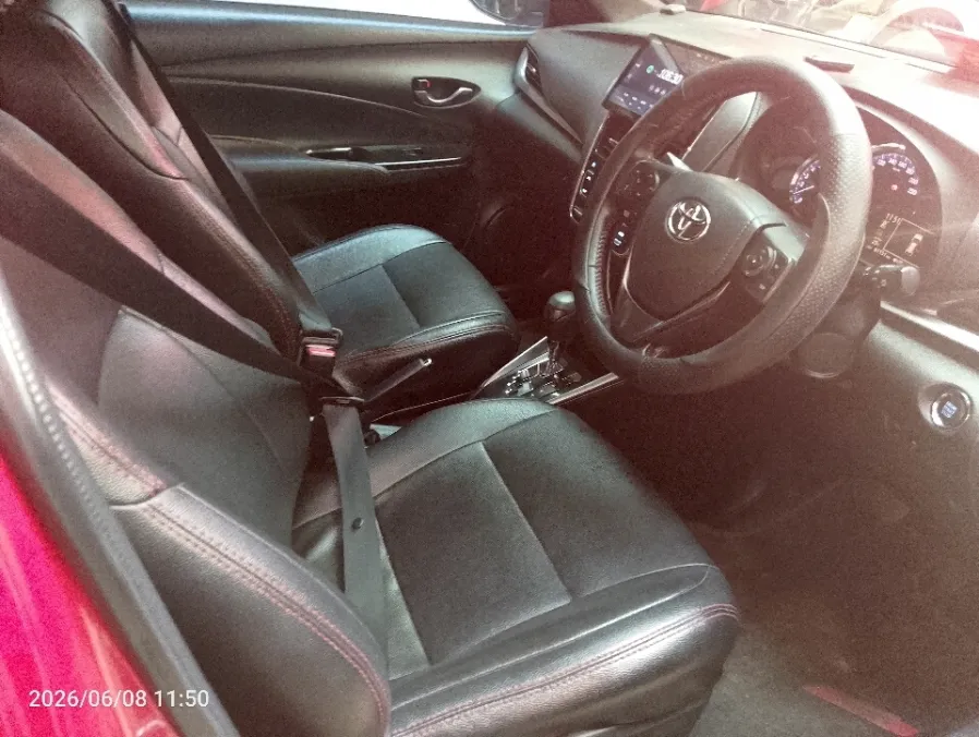Foto Mobil Bekas Kabin Depan Toyota Yaris 1.5 S tahun 2020