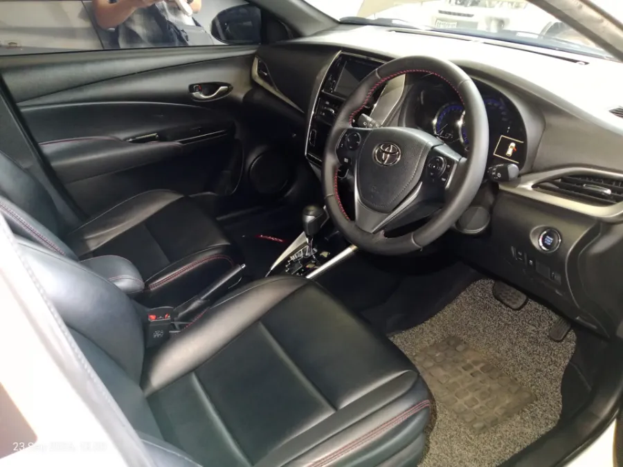 Foto Mobil Bekas Kabin Depan Toyota Yaris 1.5 S tahun 2020