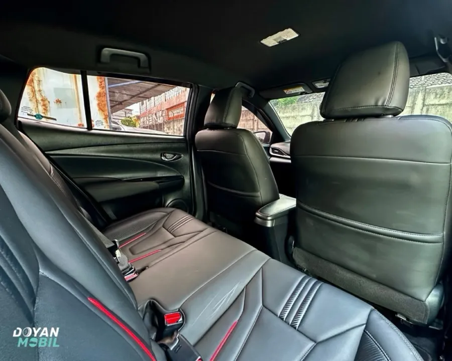 Foto Mobil Bekas Kabin Belakang Toyota Yaris 1.5 S tahun 2021